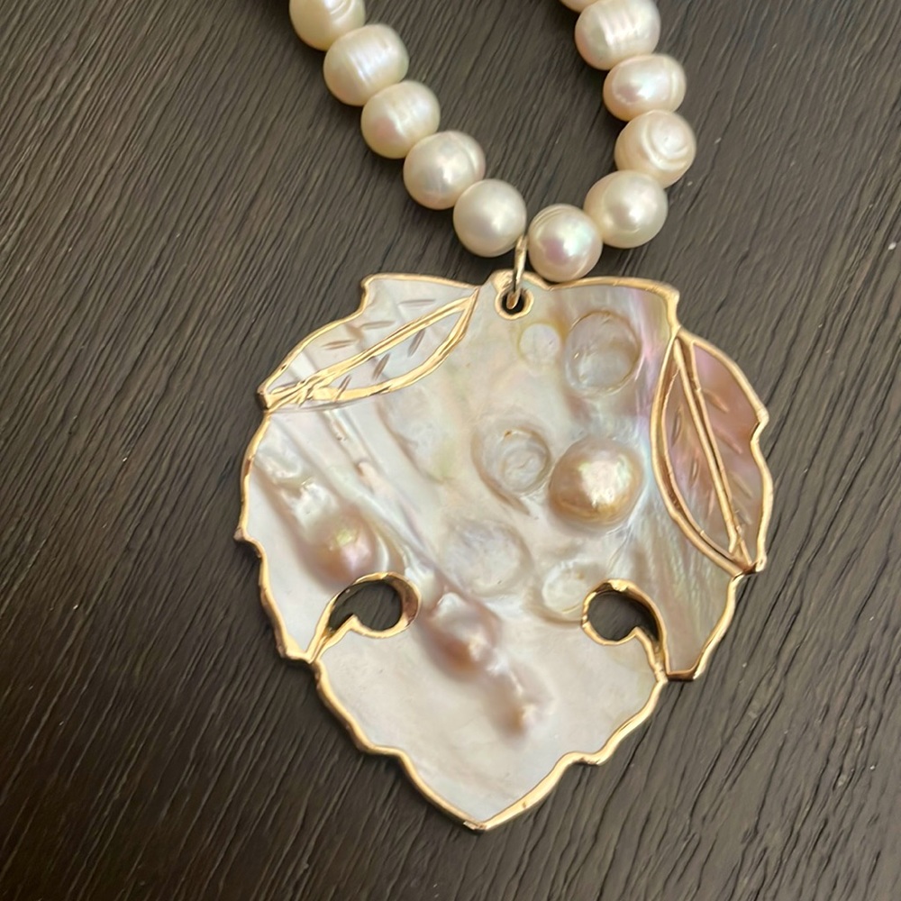 Gorgeous Pearl necklace with mother of pearl heart leaf pearl pendant beautiful